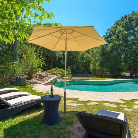 Hébergement de vacances Luxurioeses Mit Pool Fuer 12 Personen, Nur 3 Km Von Und Dem Entfernt